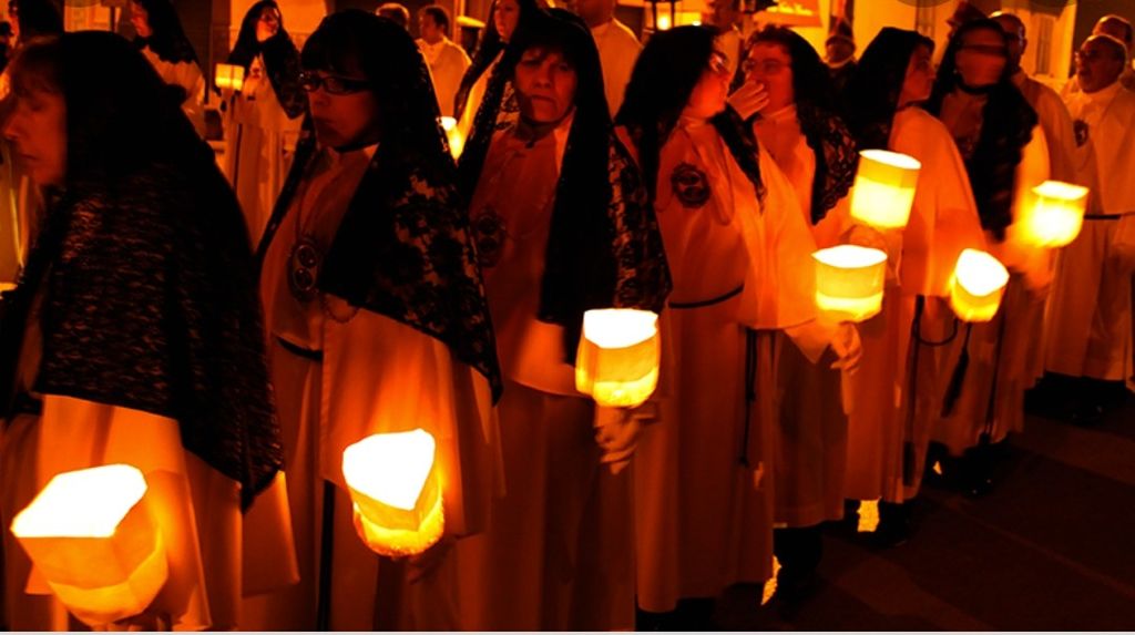 La processione con le lanterne rosse
