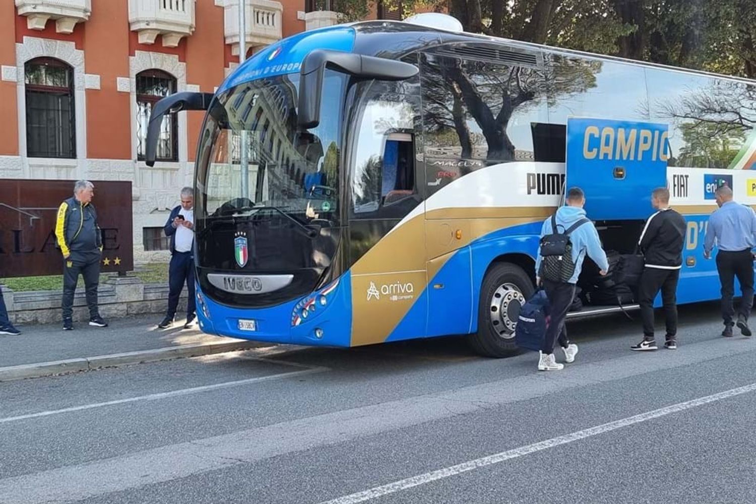 Il pullman della Figc a Zahony, al confine ucraino-ungherese