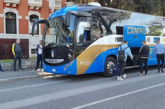 Il pullman della Figc a Zahony, al confine ucraino-ungherese