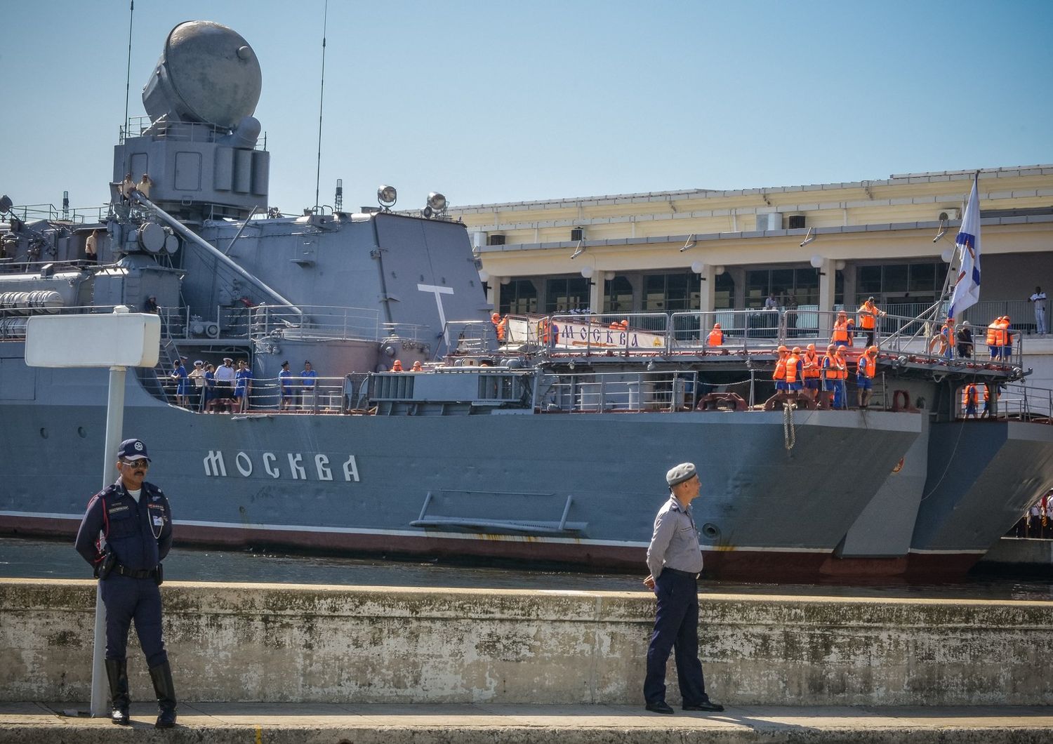 La nave Mosvka in un porto cubano nel 2017