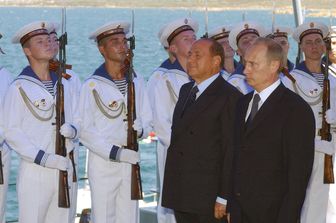 Putin e Berlusconi a bordo dell'incrociatore Moskva