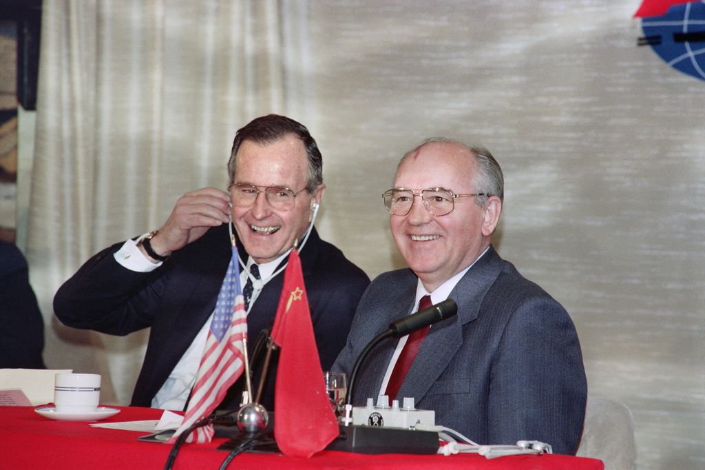 Mikhail Gorbaciov e George Bush al vertice di Malta del 3 dicembre 1989