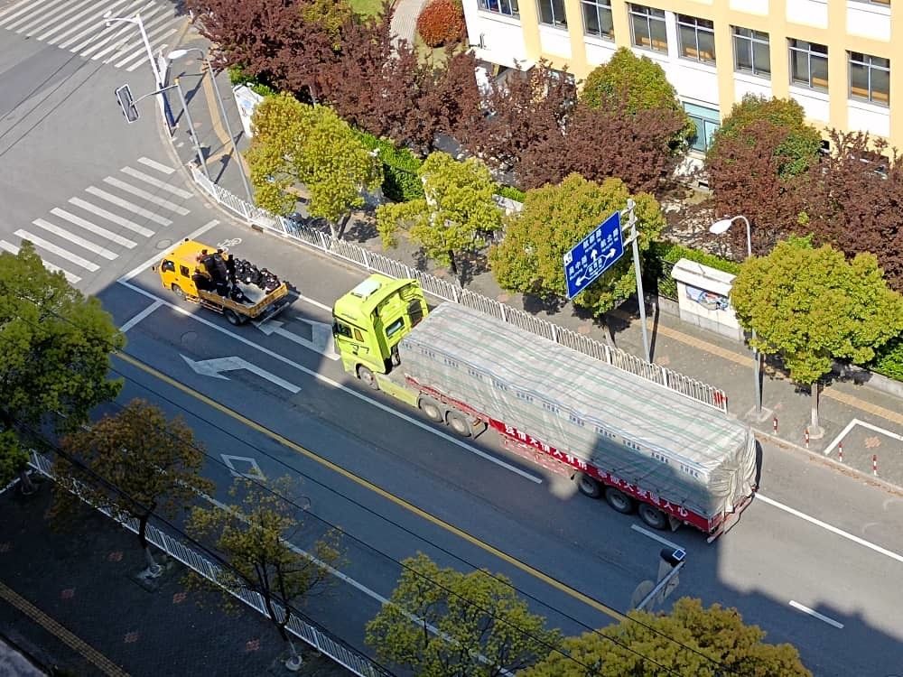 Un camion carico di provviste scortato dalla Polizia durante le consegne&nbsp;