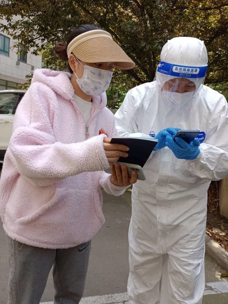 La moglie di Dario mostra il passaporto italiano del coniuge per i test