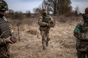 Militari ucraini alle porte di Kiev&nbsp;