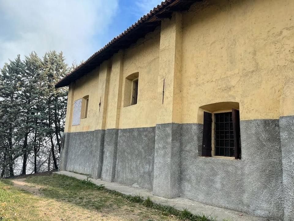 La chiesa di San Quirico nel bosco sul Lago Maggiore distrutto da un incendio