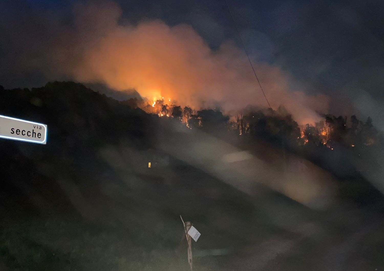 L'incendio che ha distrutto il bosco sul lago Maggiore