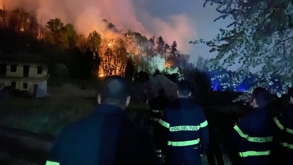 L'incendio che ha distrutto il bosco sul lago Maggiore