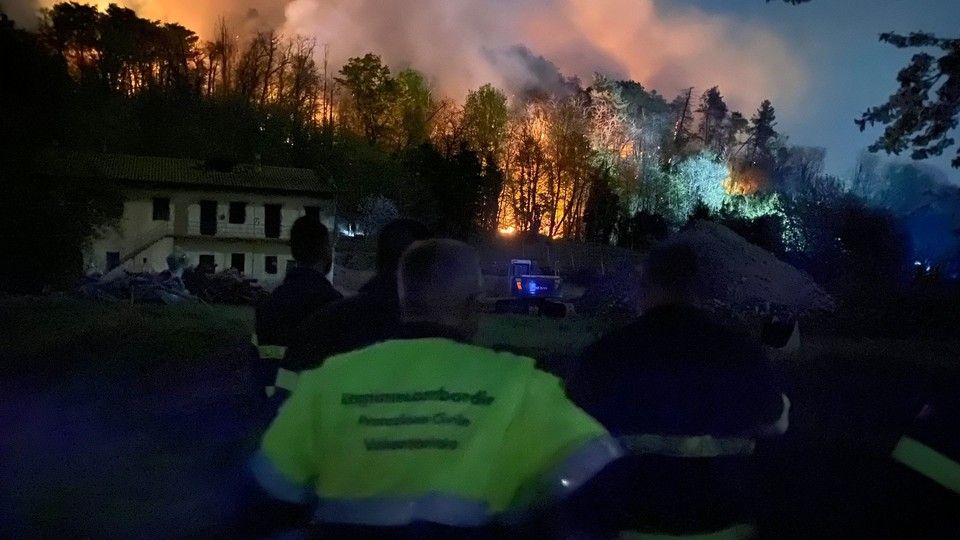 L'incendio che ha distrutto il bosco sul lago Maggiore