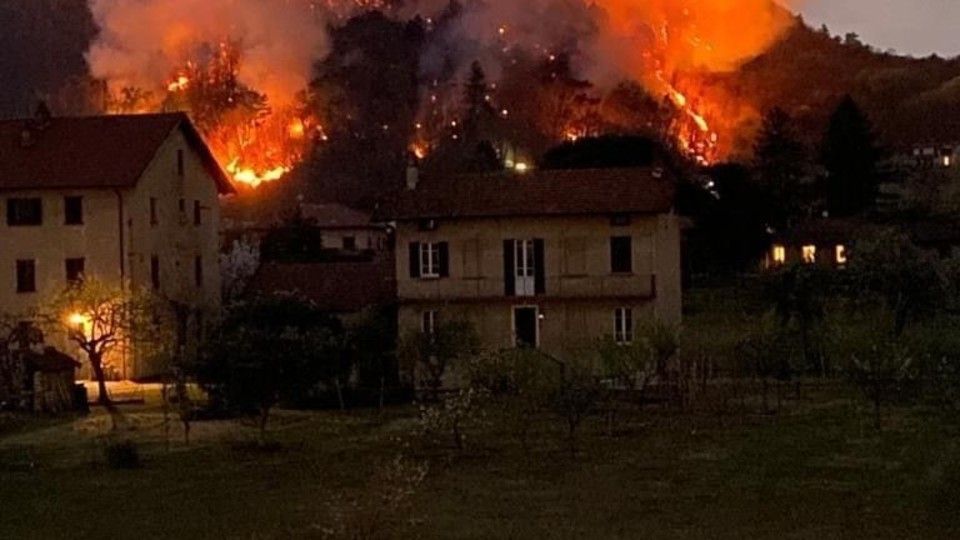 L'incendio che ha distrutto il bosco sul lago Maggiore