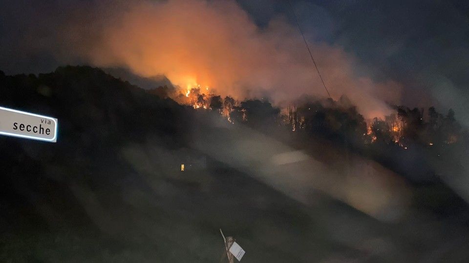 L'incendio che ha distrutto il bosco sul lago Maggiore