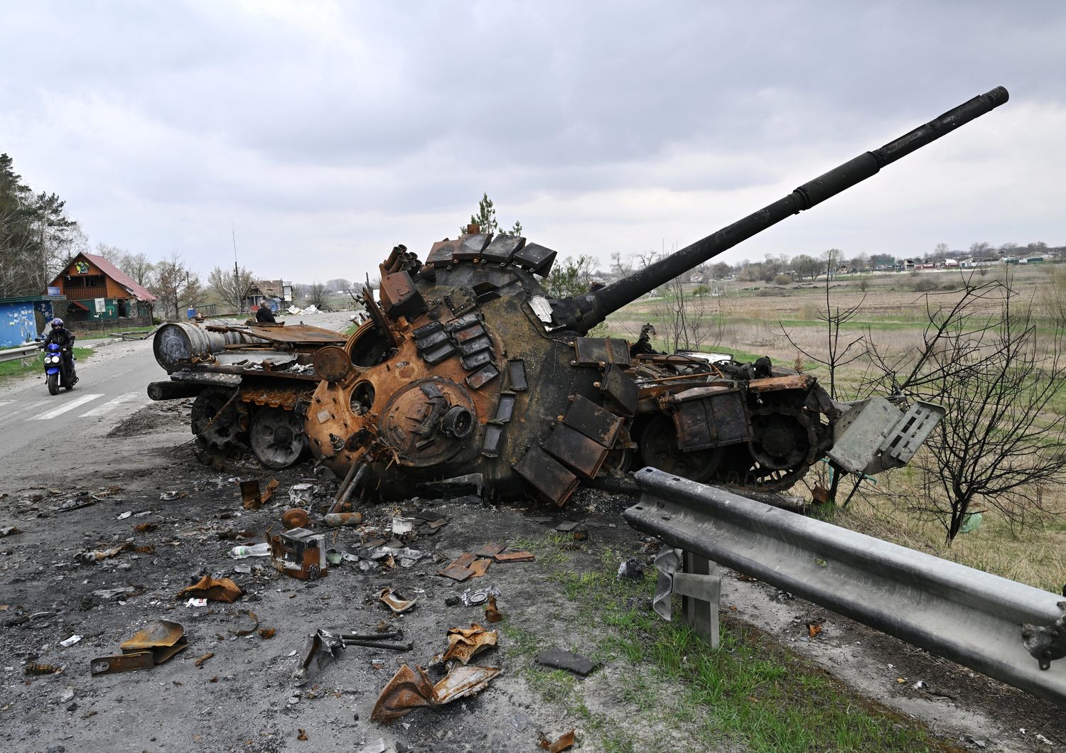 Carro armato distrutto nei pressi di Kiev