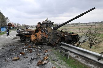 Carro armato distrutto nei pressi di Kiev