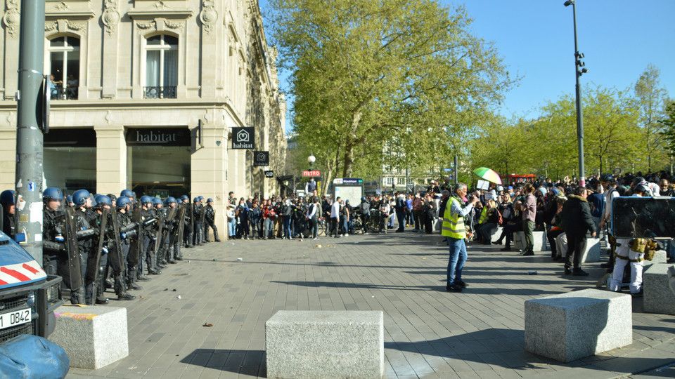 Polizia contro manifestanti a Parigi