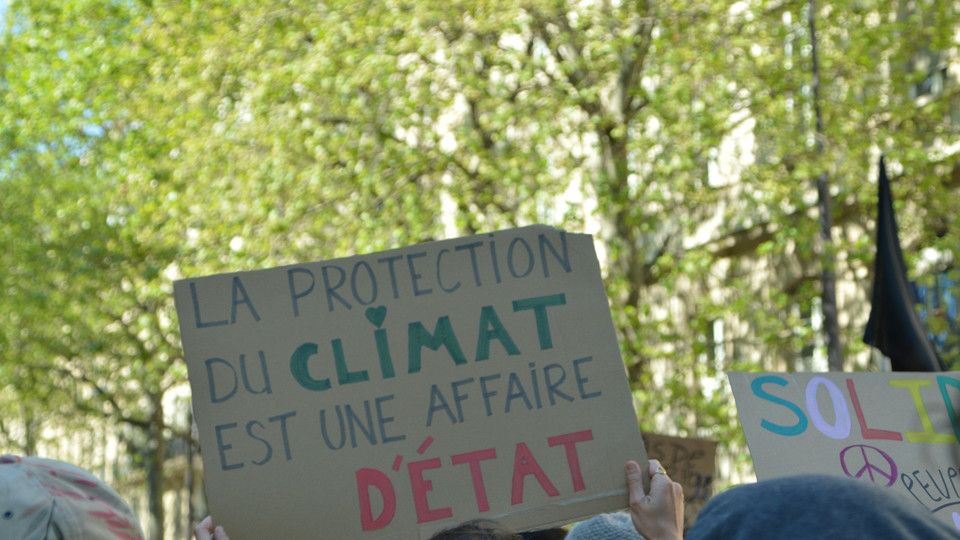 Cartelli di protesta alle manifestazioni di Parigi