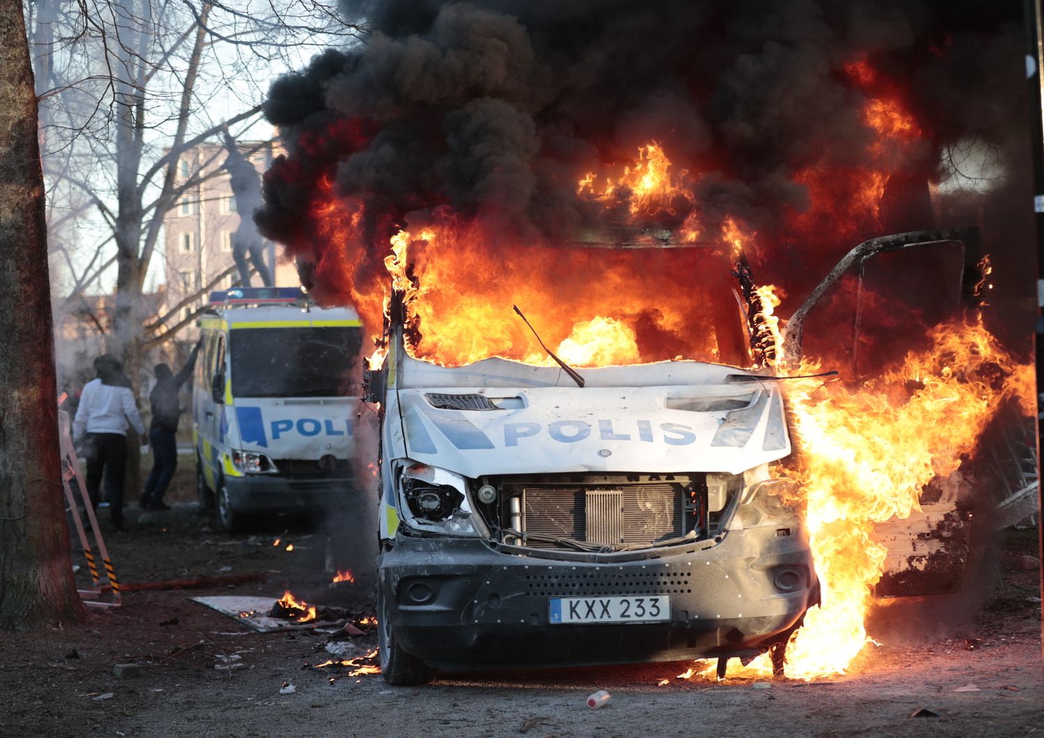 Auto della polizia date alle fiamme a Orebro