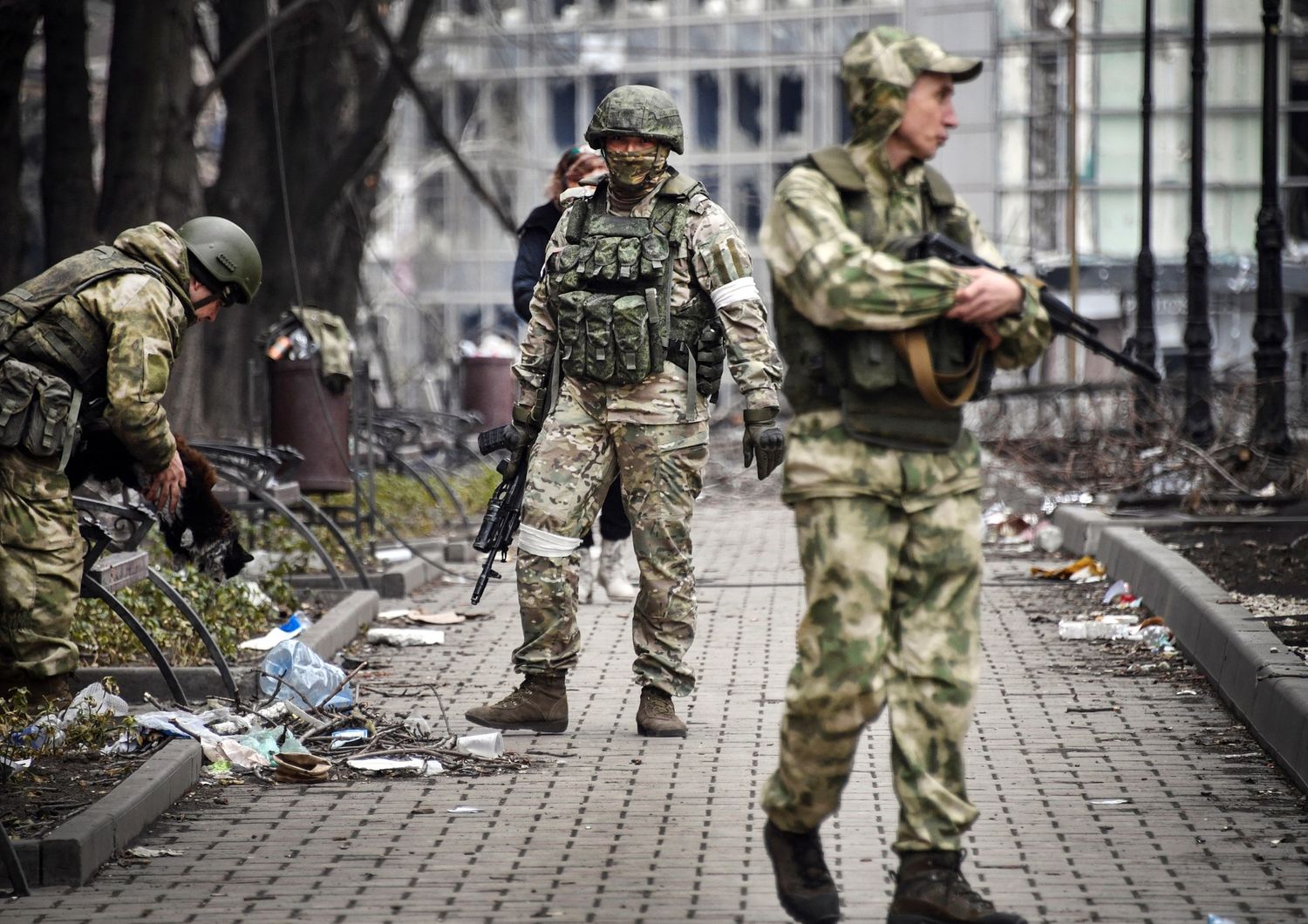 Soldati russi che pattugliano le strade di Mariupol
