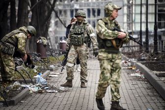 Soldati russi che pattugliano le strade di Mariupol