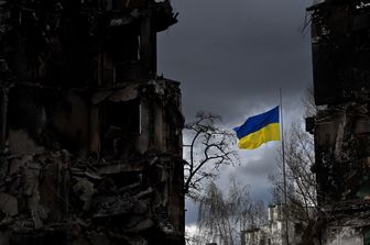 La bandiera ucraina sventola tra i bombardamenti