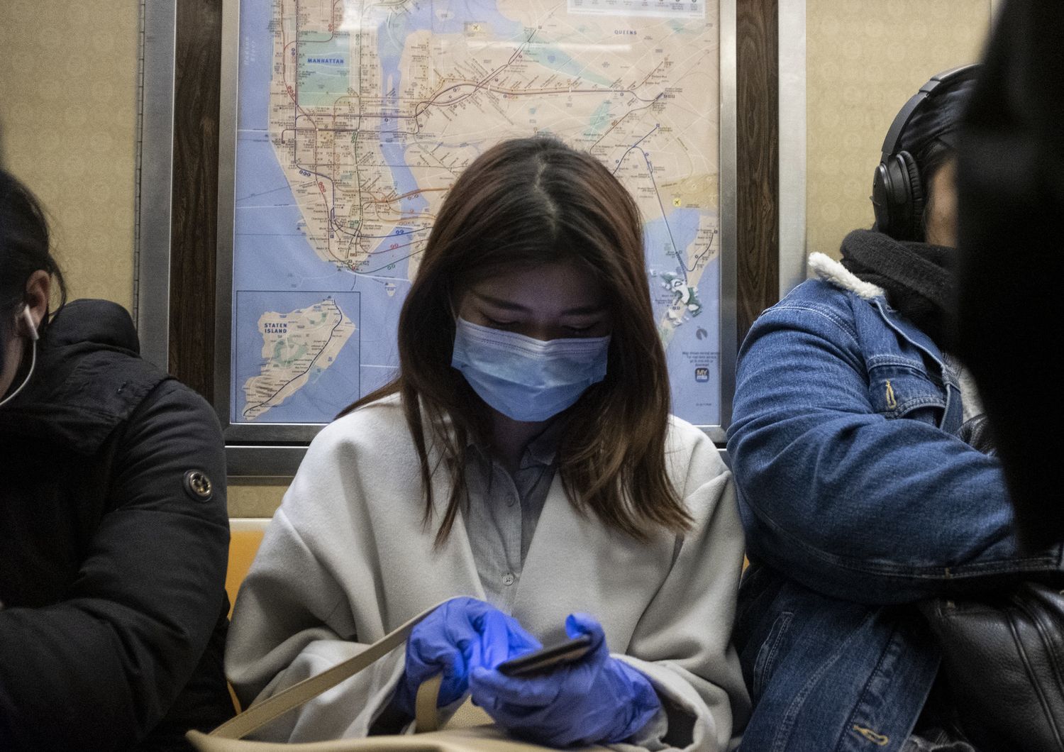 Una donna indossa una mascherina nella metropolitana di New York