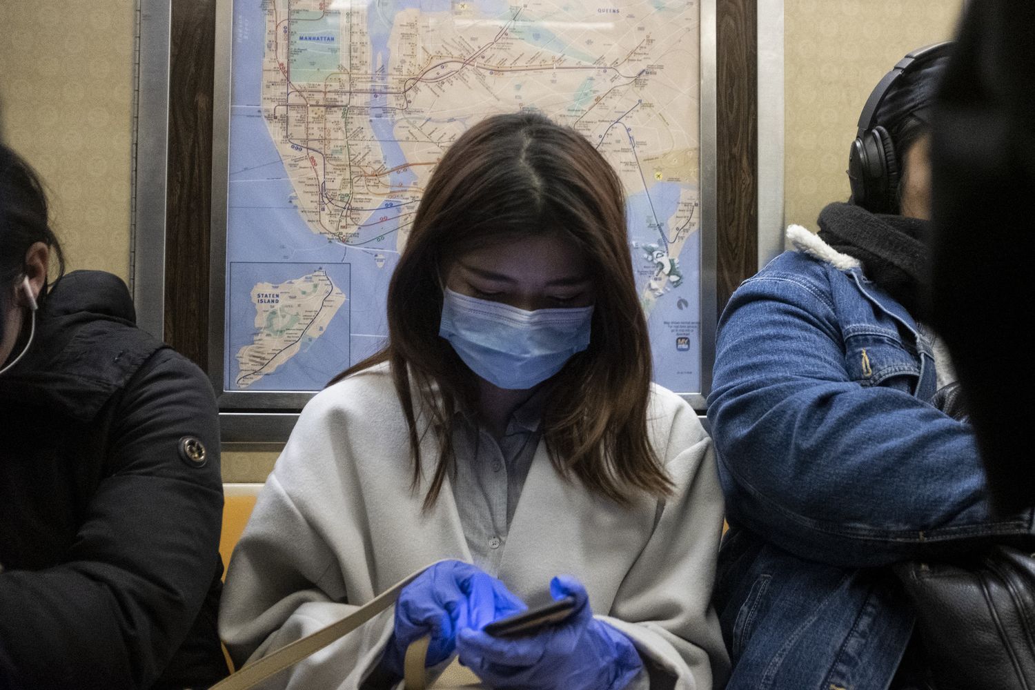 Una donna indossa una mascherina nella metropolitana di New York