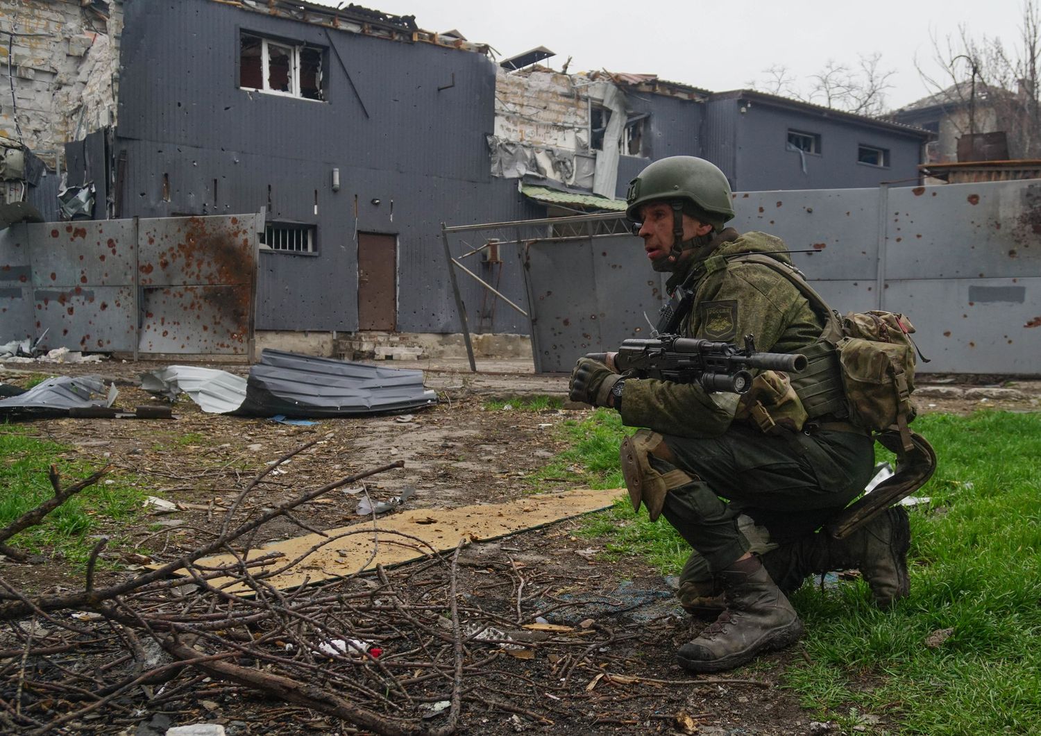 Un miliziano filorusso nell'area dell'acciaieria Azovstal in Ucraina