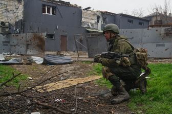 Un miliziano filorusso nell'area dell'acciaieria Azovstal in Ucraina