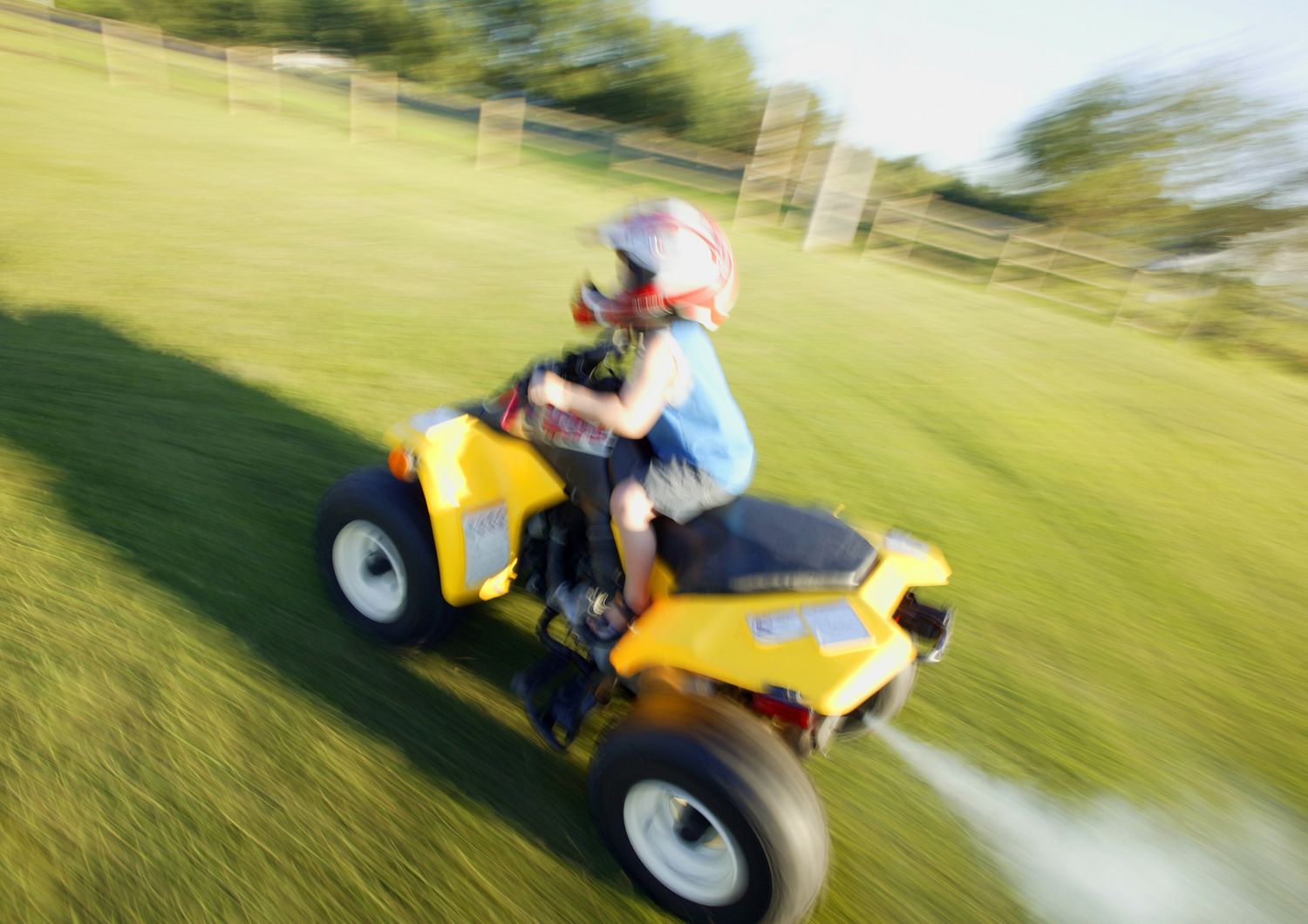 Un bambino su un quad