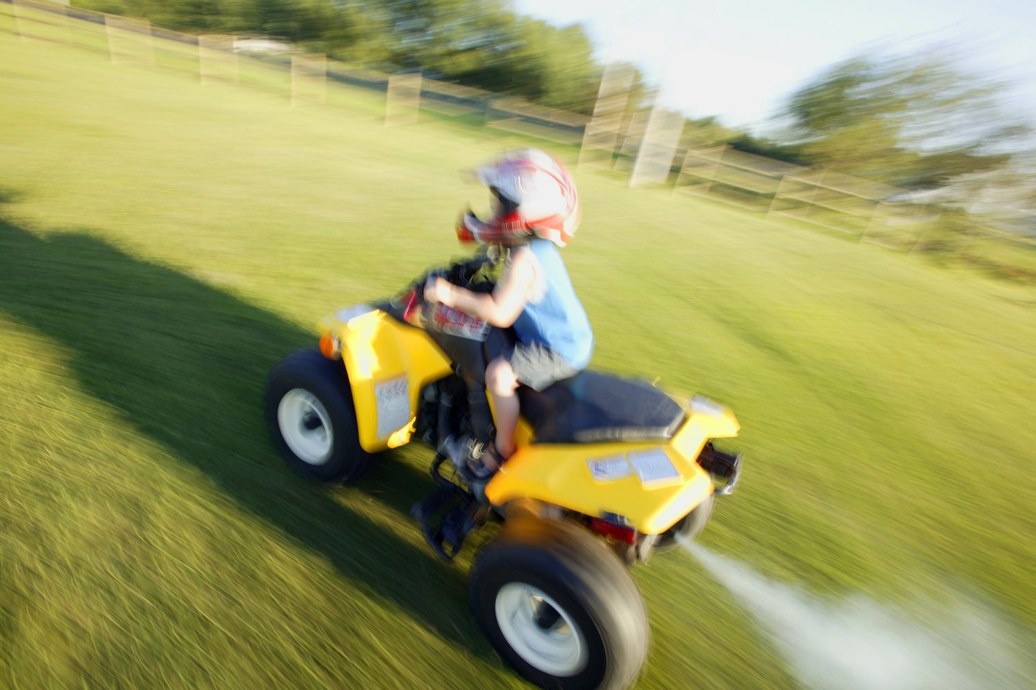 Un bambino su un quad