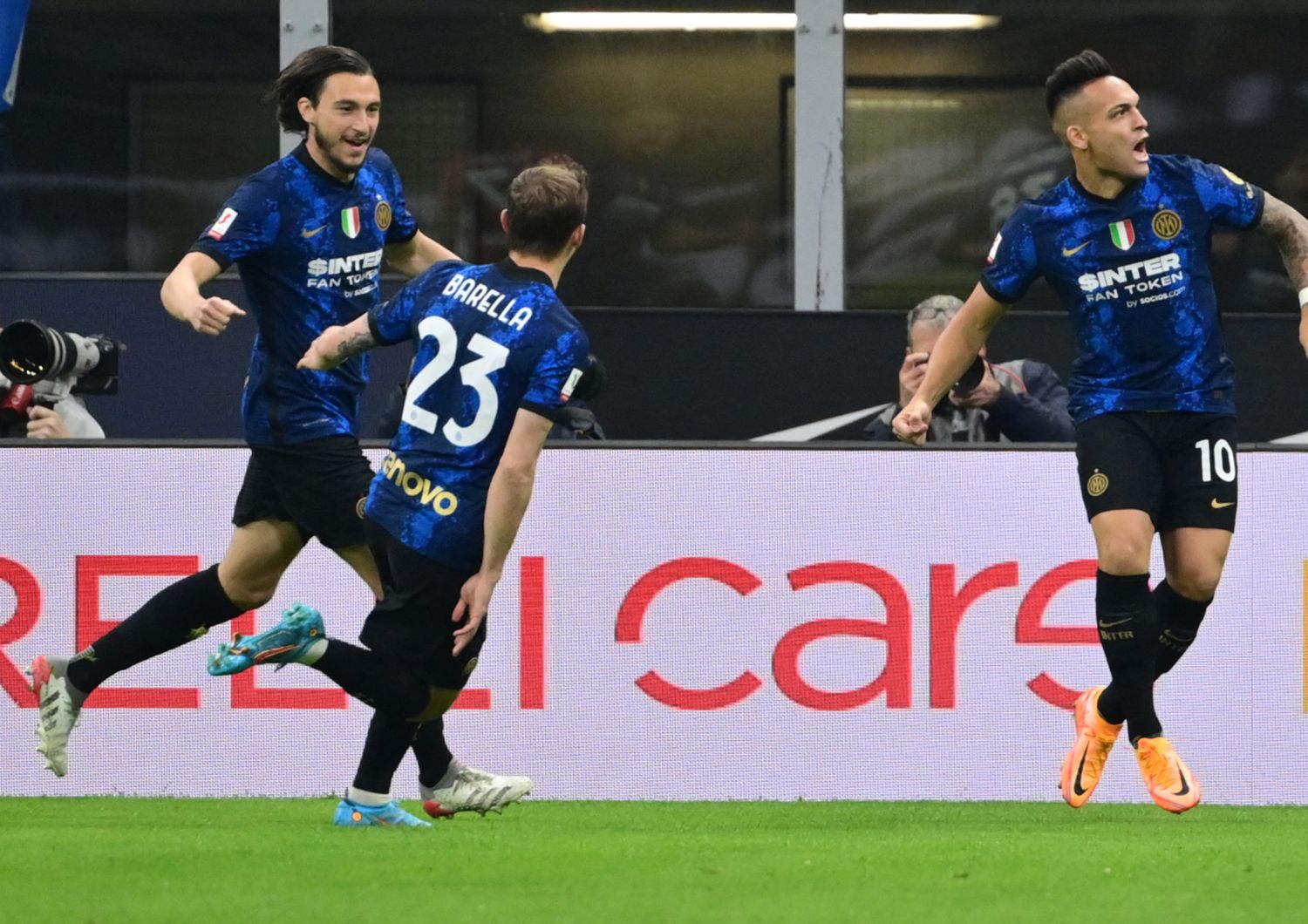 L&rsquo;Inter festeggia un gol nel derby