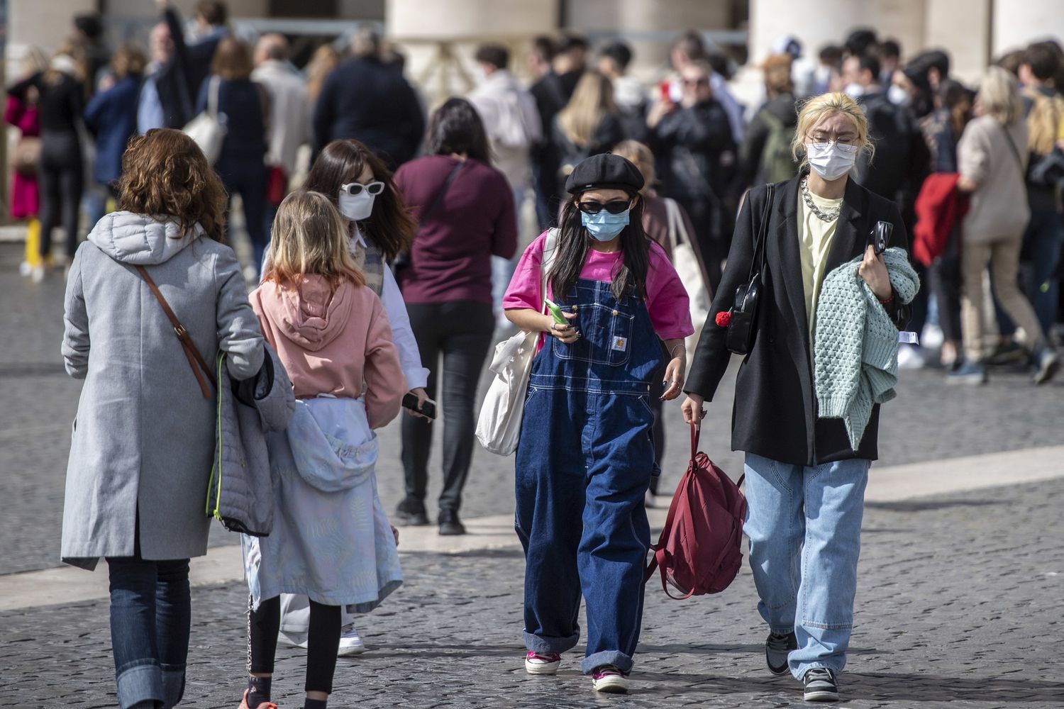 Turisti con mascherine a Roma&nbsp;