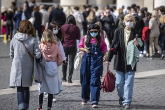 Turisti con mascherine a Roma&nbsp;