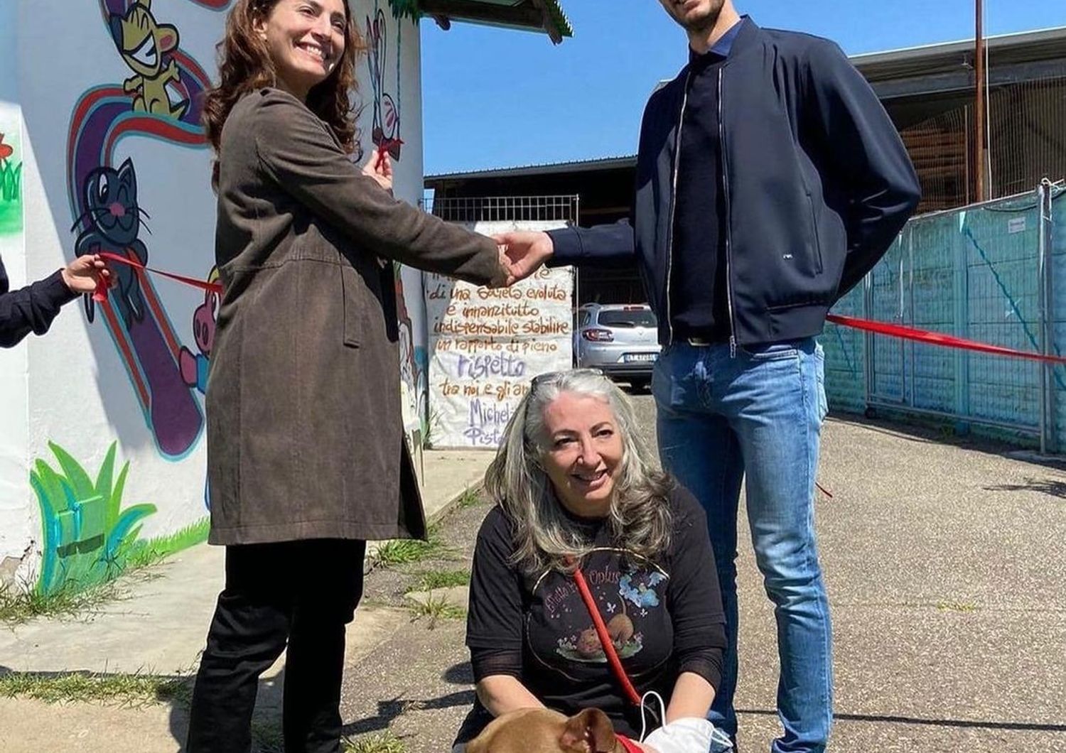 La veterinaria Monica Pais con l'attrice Caterina Murino, l'olimpionico Stefano Oppo e la pitbull Palla il giorno dell'inaugurazione dell'hospice a Oristano