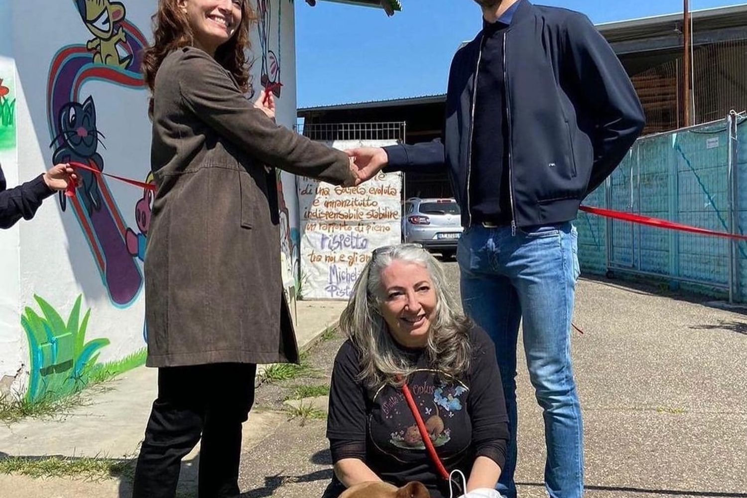 La veterinaria Monica Pais con l'attrice Caterina Murino, l'olimpionico Stefano Oppo e la pitbull Palla il giorno dell'inaugurazione dell'hospice a Oristano