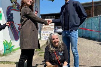 La veterinaria Monica Pais con l'attrice Caterina Murino, l'olimpionico Stefano Oppo e la pitbull Palla il giorno dell'inaugurazione dell'hospice a Oristano