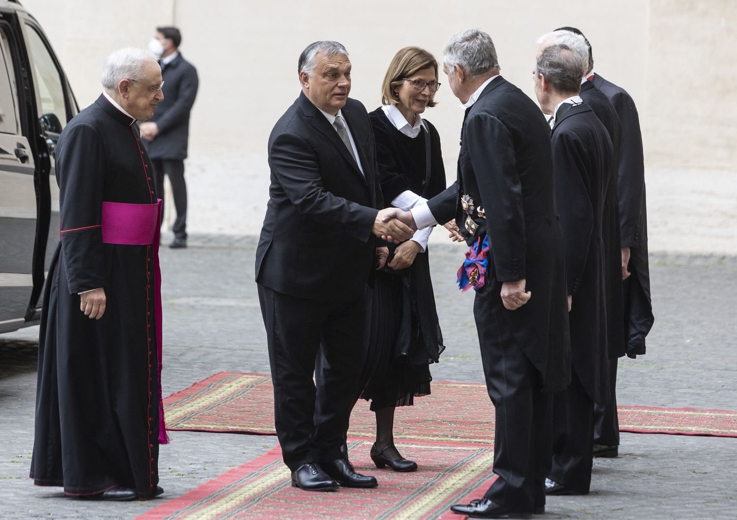 Il premier ungherese Viktor Orban all'arrivo in Vaticano