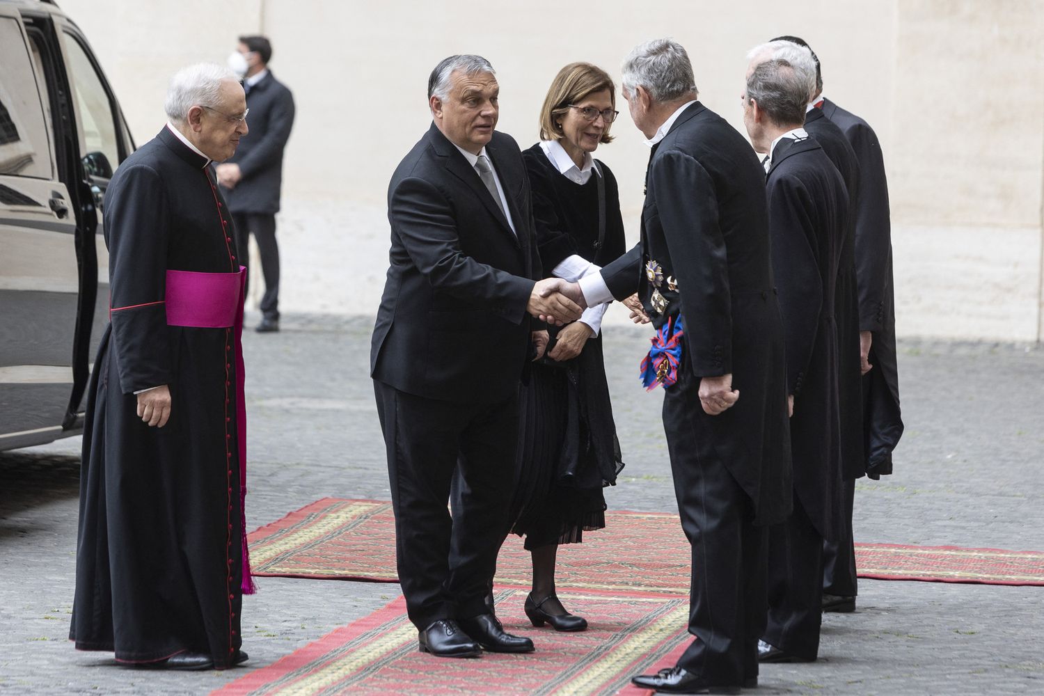 Il premier ungherese Viktor Orban all'arrivo in Vaticano