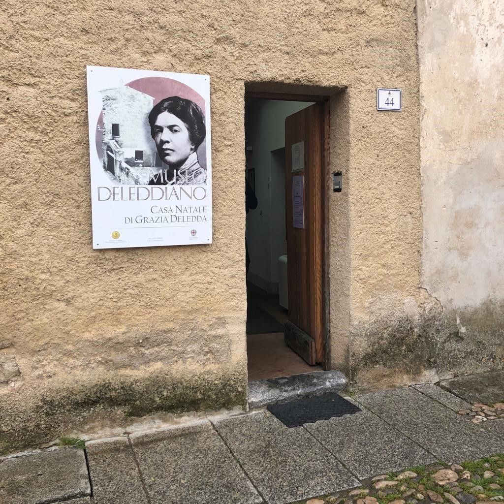 L'ingresso della casa natale di Grazia Deledda, ora museo, a Nuoro