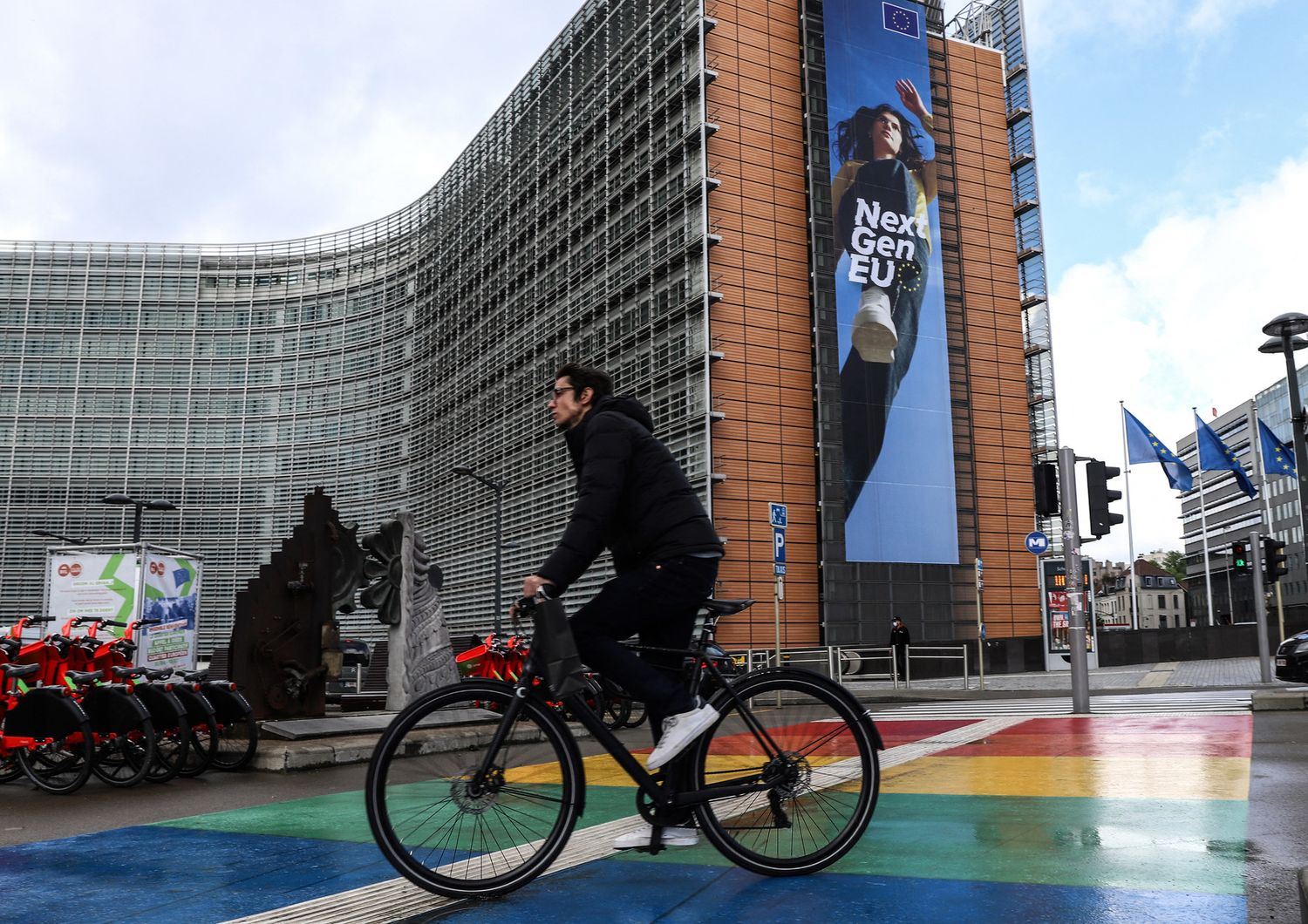 Una bicicletta davanti alla sede della Commissione Europea