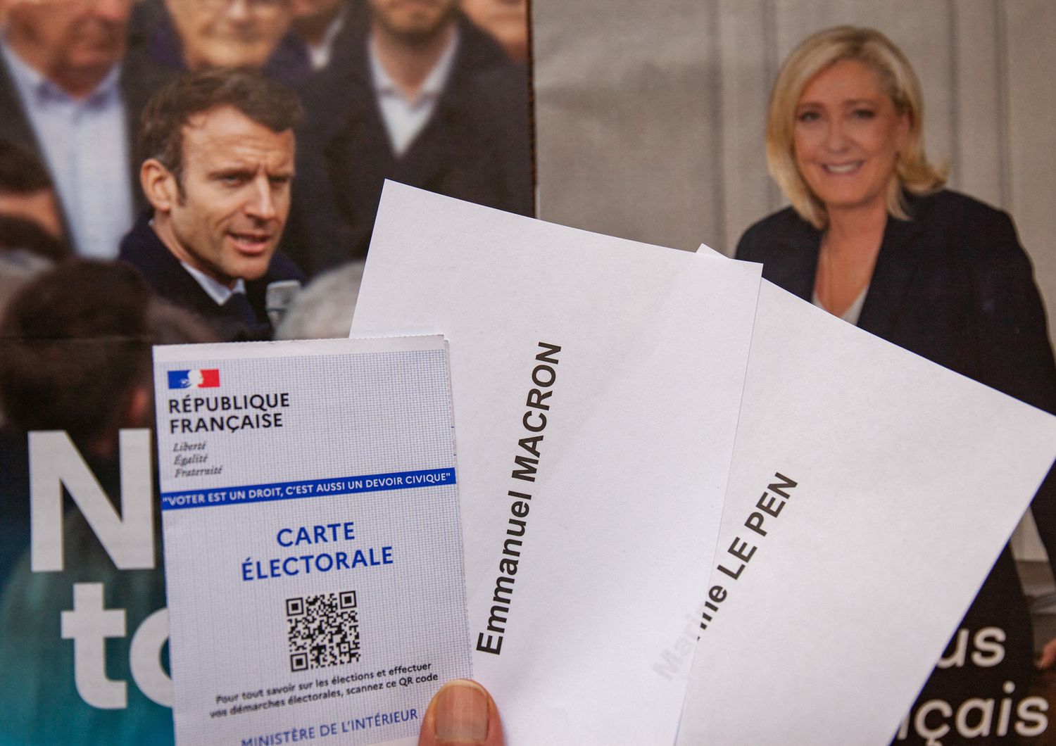 Carta elettorale e manifesti per il ballottagio delle presidenziali francesi 2022&nbsp;