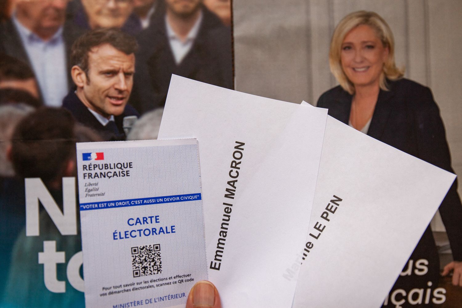 Carta elettorale e manifesti per il ballottagio delle presidenziali francesi 2022&nbsp;