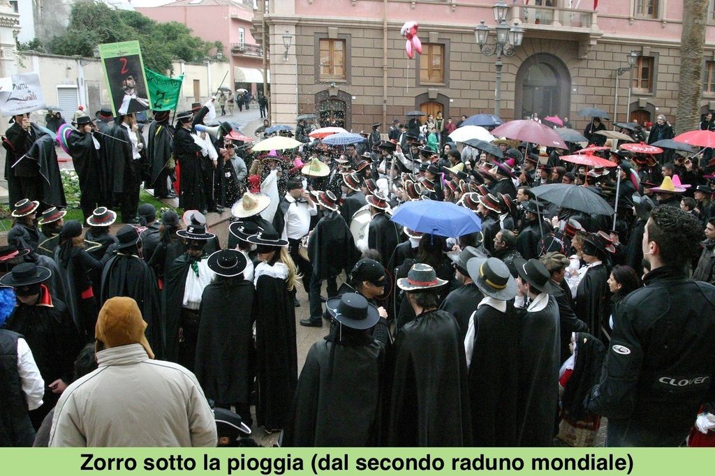 Zorro sotto la pioggia in occasione del secondo raduno nel 2004 a Oristano