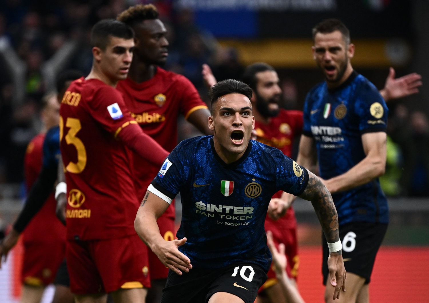 L'esultanza di Lautaro Martinez dopo aver segnato contro la Roma&nbsp;