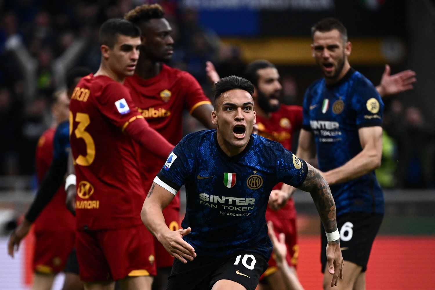 L'esultanza di Lautaro Martinez dopo aver segnato contro la Roma&nbsp;