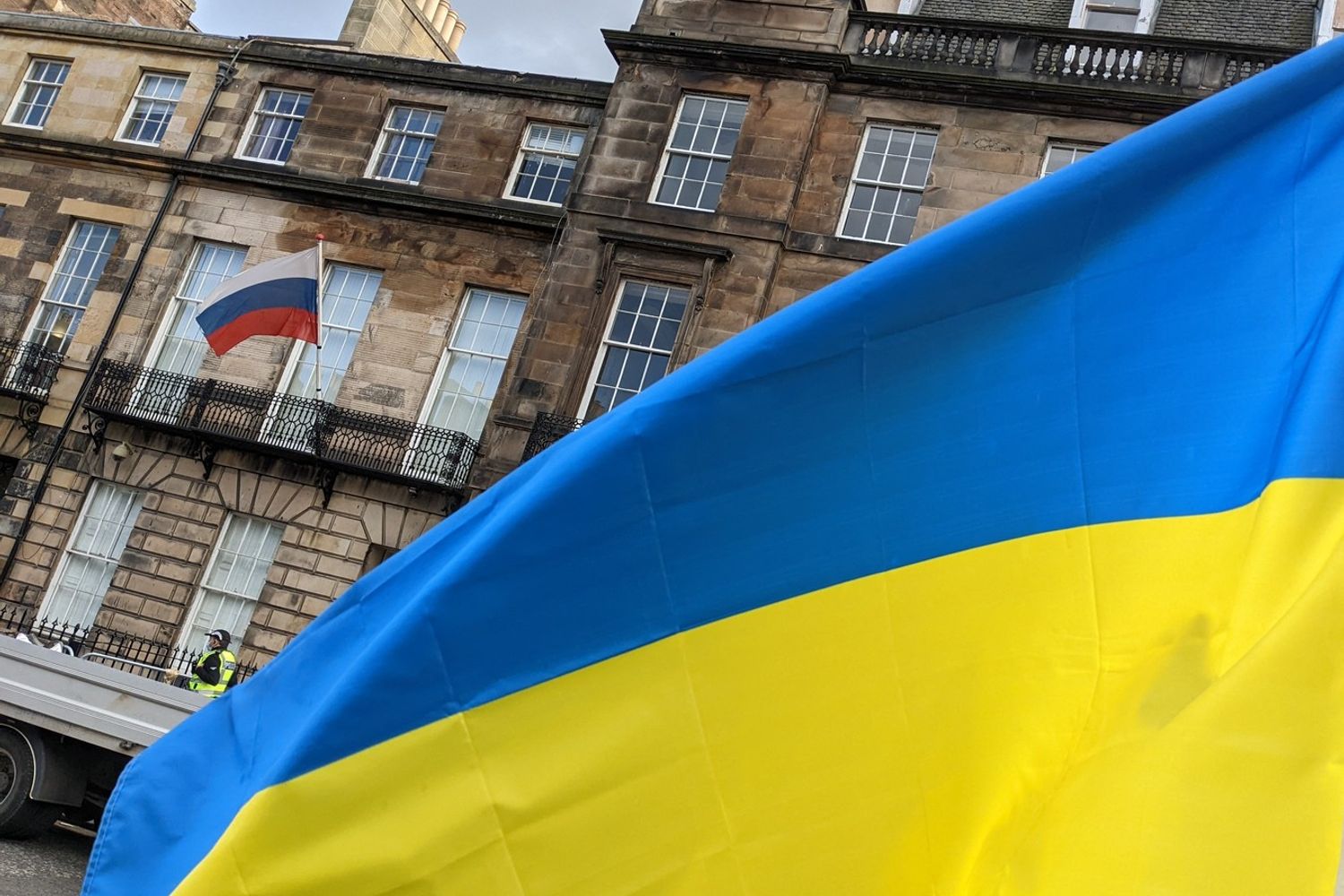 La bandiera ucraina sventola davanti l'ambasciata russa a Londra