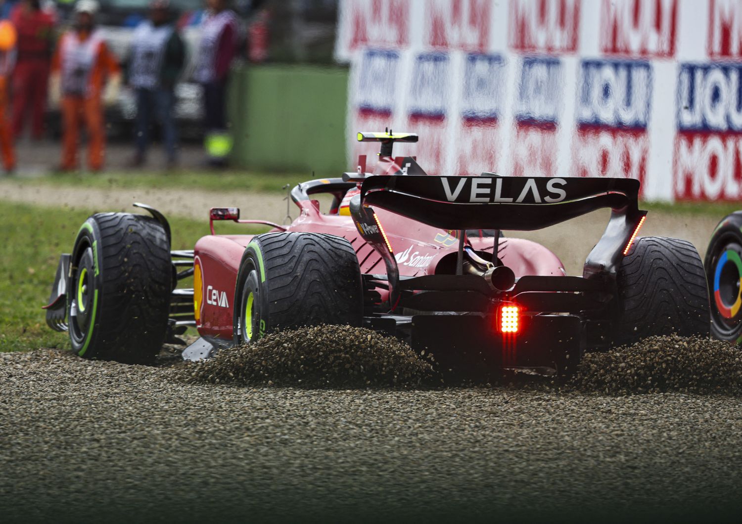 La Ferrari di Sainz esce di strada al primo giro