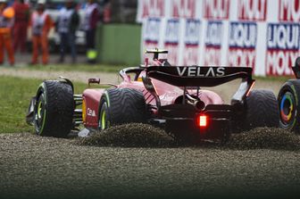 La Ferrari di Sainz esce di strada al primo giro