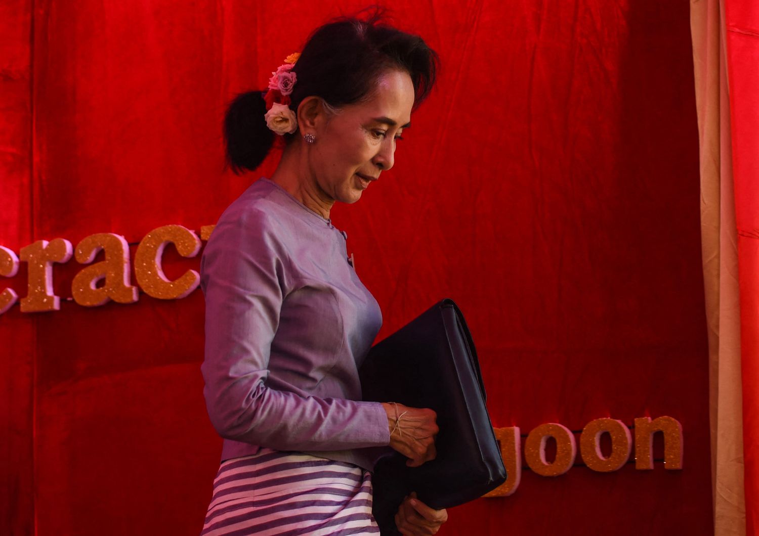 Myanmar Aung San Suu Kyi condannata a 5 anni per corruzione