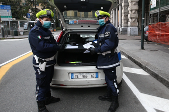 Una pattuglia di vigili urbani a Genova&nbsp;