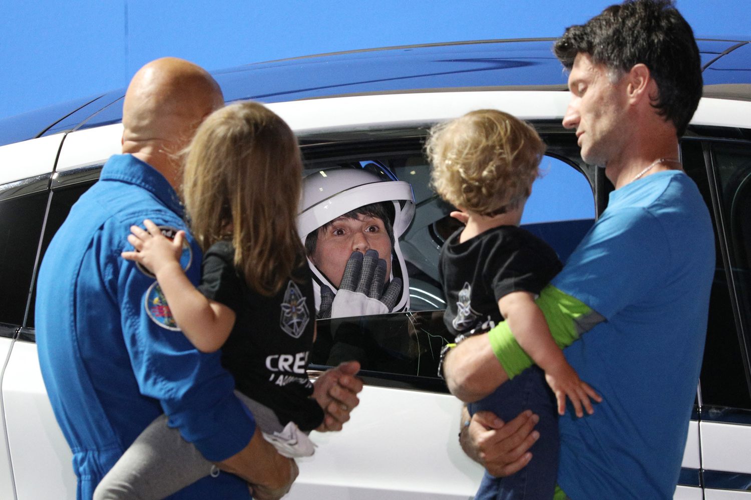 Samantha Cristoforetti saluta la sua famiglia alla partenza per l'Iss dove rester&agrave; 6 mesi